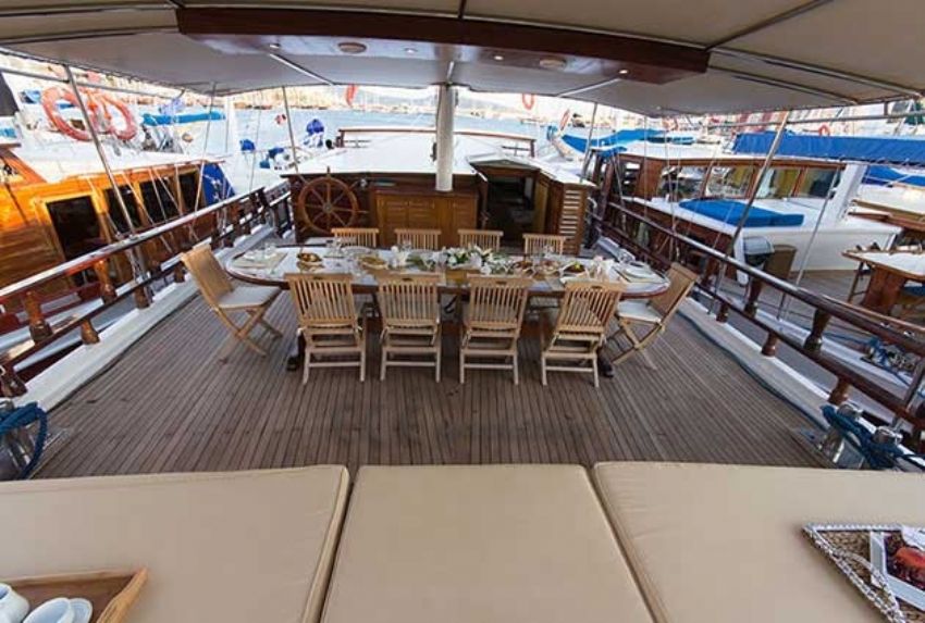 harmonia arka dış güverte yaşam alanı