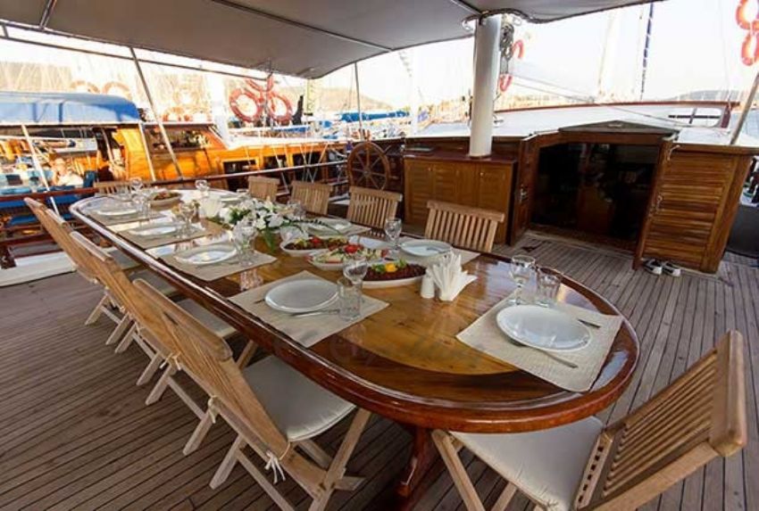 harmonia arka dış güverte yemek masası 2