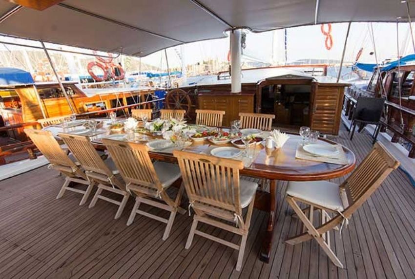 harmonia arka dış güverte yemek masası 1