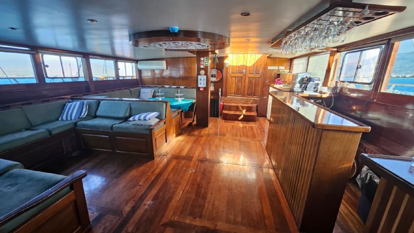 ECE ADALAR Güverte - Yemek Masası