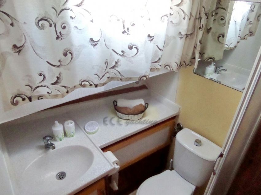 Idefix Gulet Yacht, Bathroom.