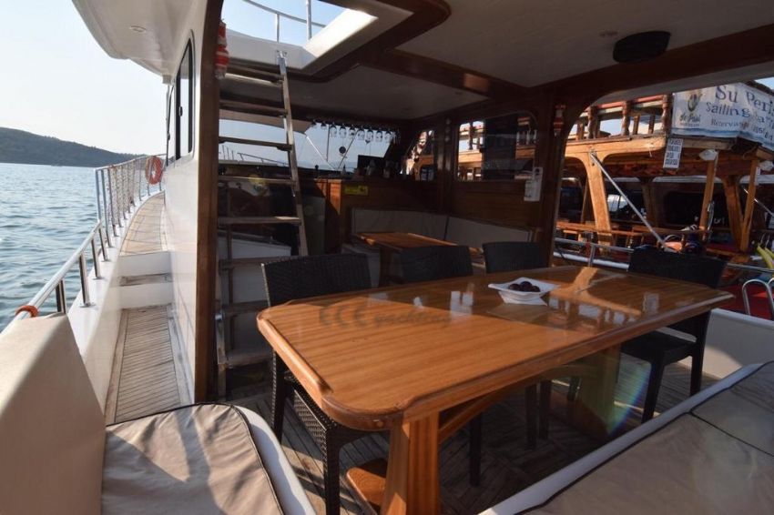 İncilay, Yemek Masası