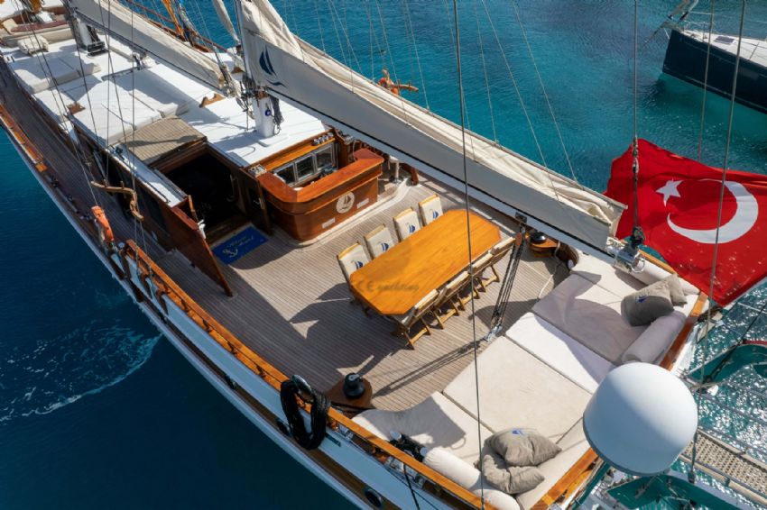 Salon yemek masası.