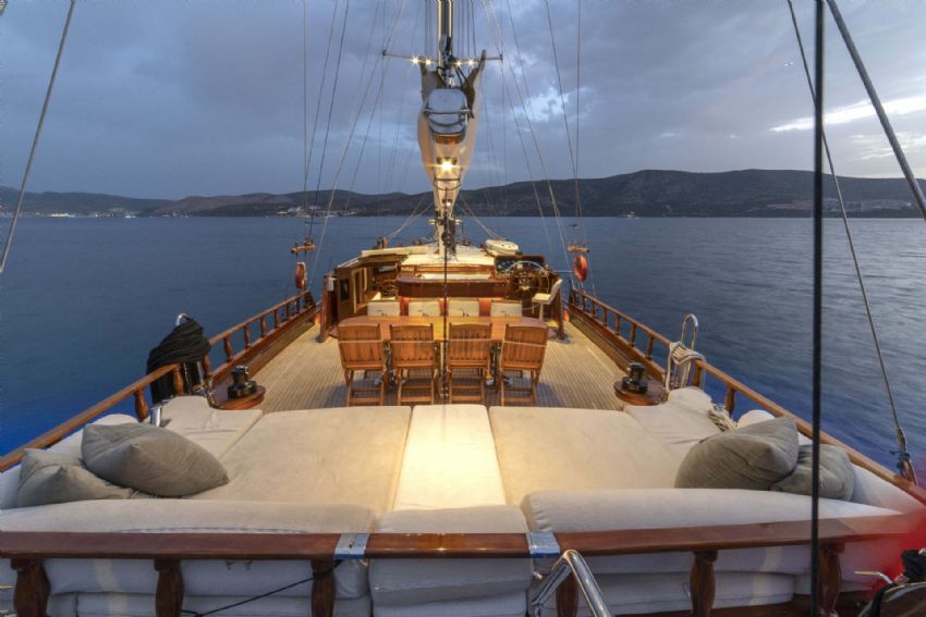 Dümen dolabı kıç üstü.