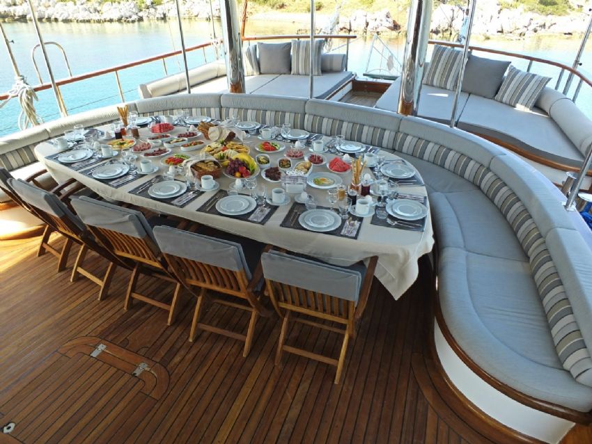 Arka Güverte & Yemek Masası