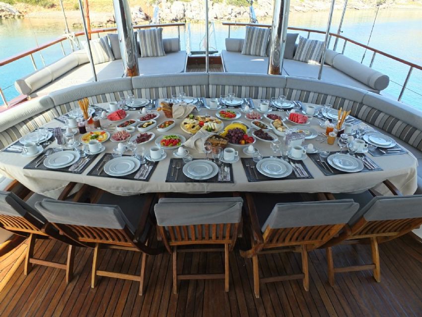 Arka Güverte & Yemek Masası