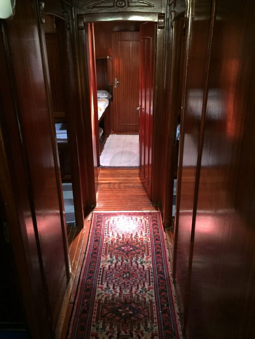 Kara Gulet, Passageway.