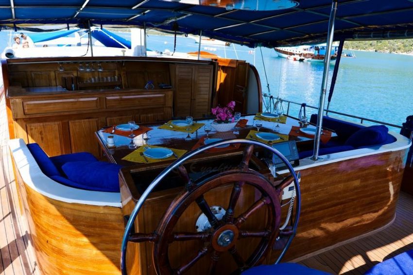 Ece Şarampol Güverte