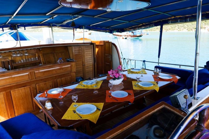 Ece Şarampol Yemek Masası