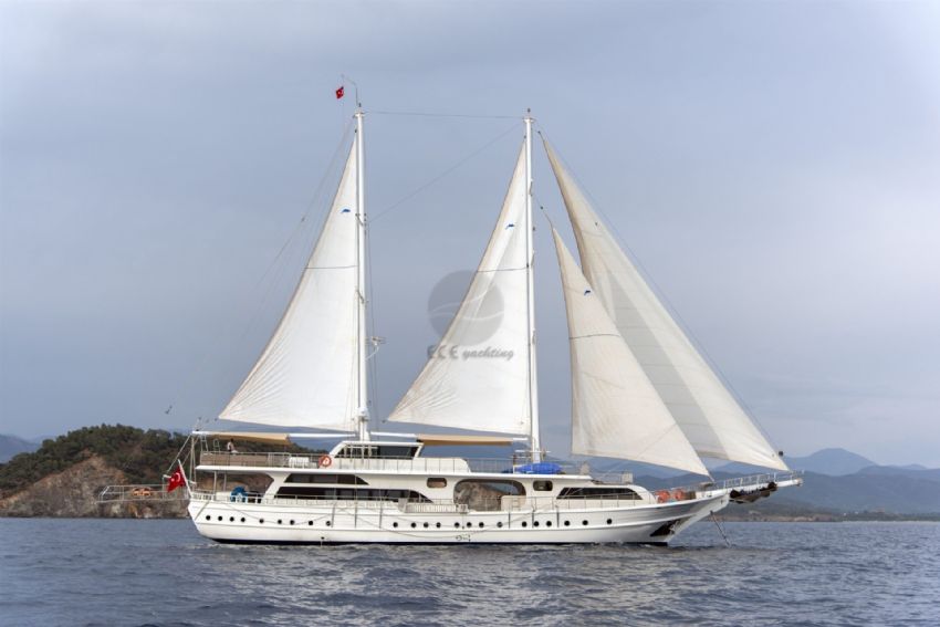 Kayhan 11 Yacht, Cutting Through The Waves.