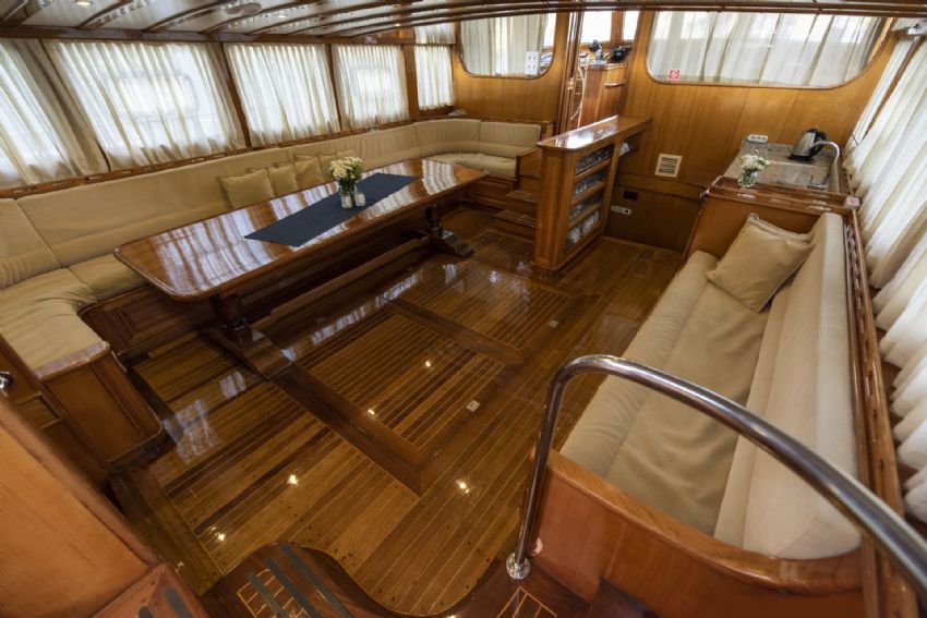 Kayhan 5 Yacht, Saloon