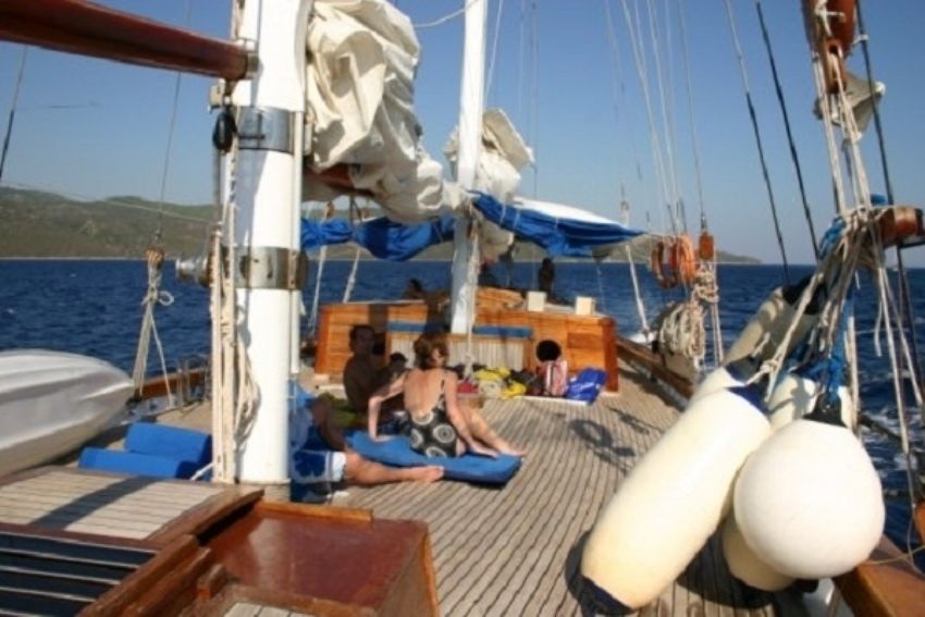 Keçi teknesi güverte