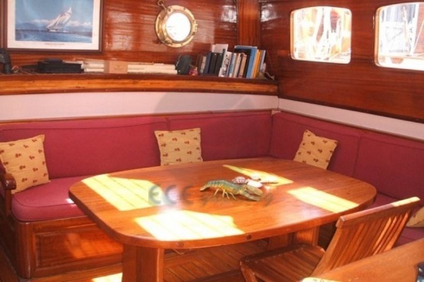 Keçi teknesi yemek masası