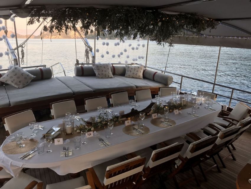 Koca Yusuf Arka Yemek Masası