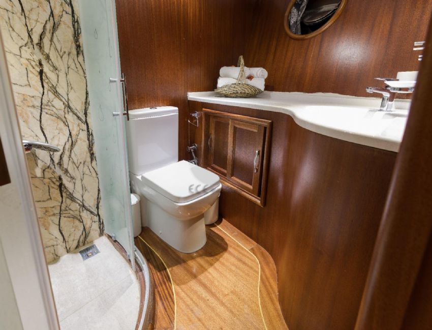 Koray Ege Yacht, Bathroom.