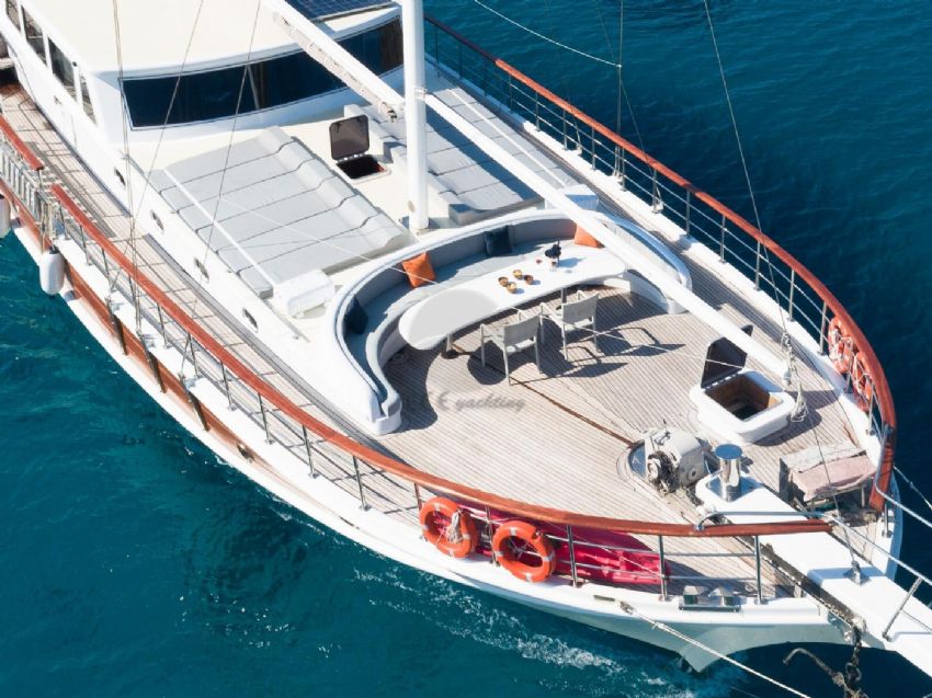 Koray Ege Yacht, Bow.