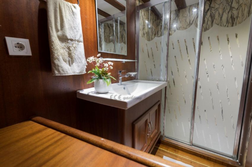 Koray Ege Yacht, Shower Cubicle.