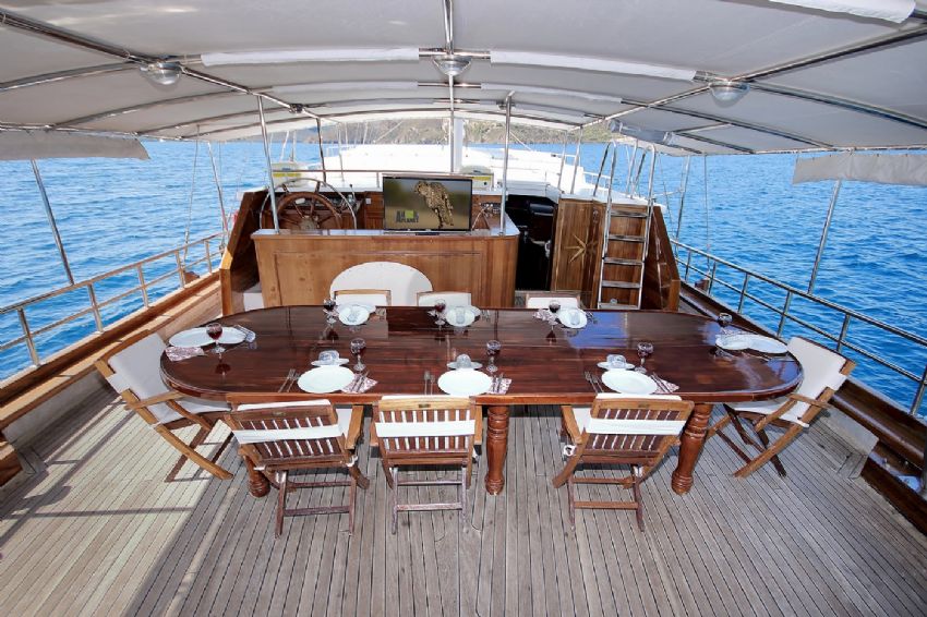 KY Yacht, Dining And Comfortable Seating.