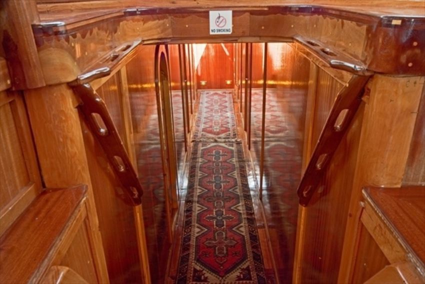 KY Yacht, Passageway.