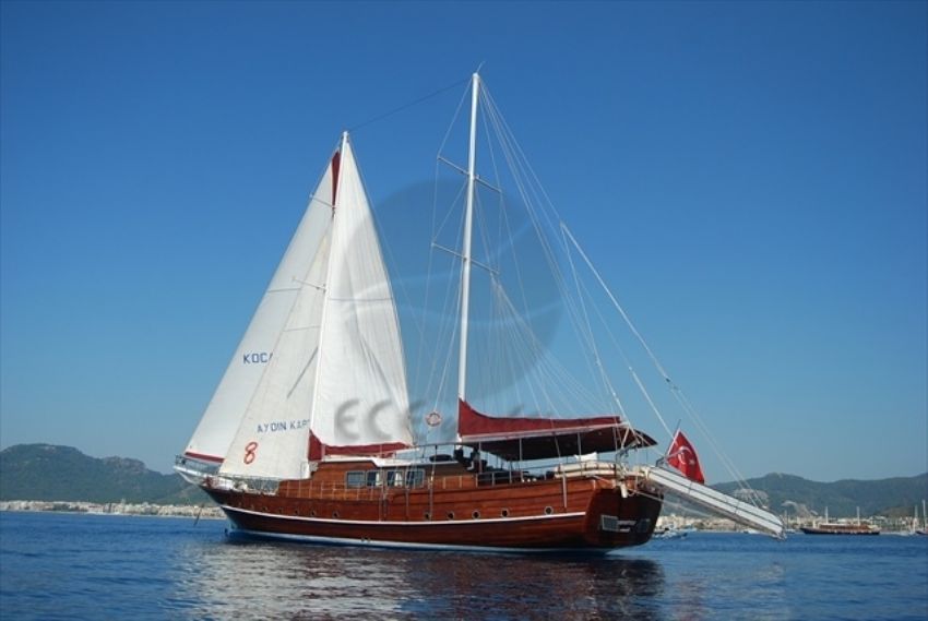 KY Yacht, Aft Port View With Sails Up.