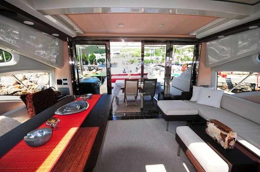 lady in red motoryat salon