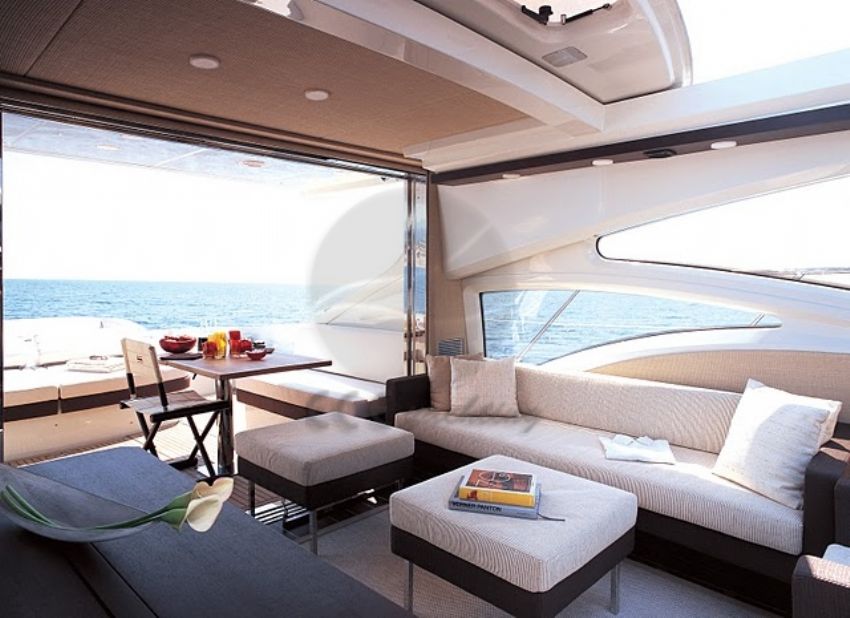 M/Y LADY IN RED salon