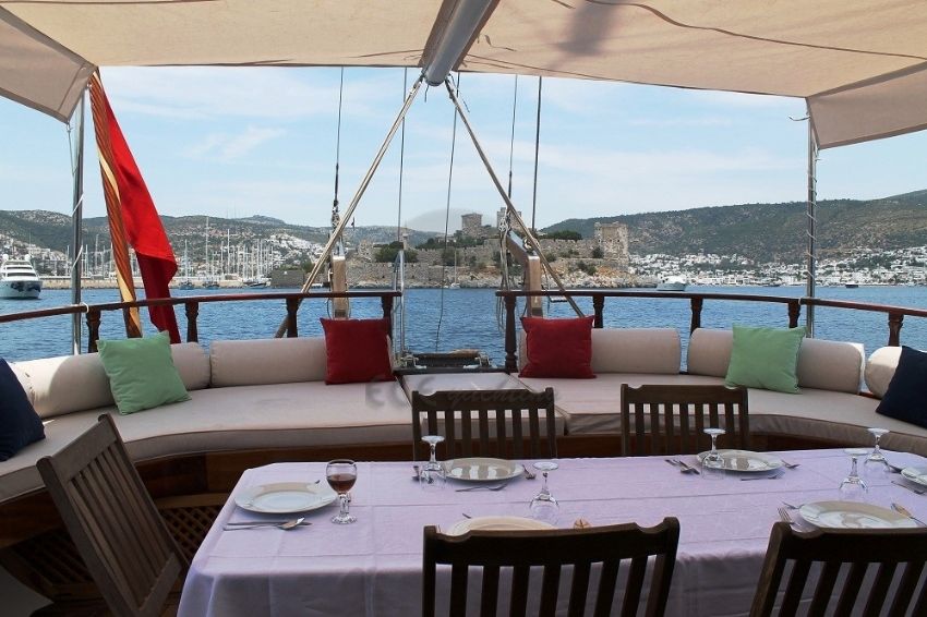 Lady Mistral Arka Havuzluk