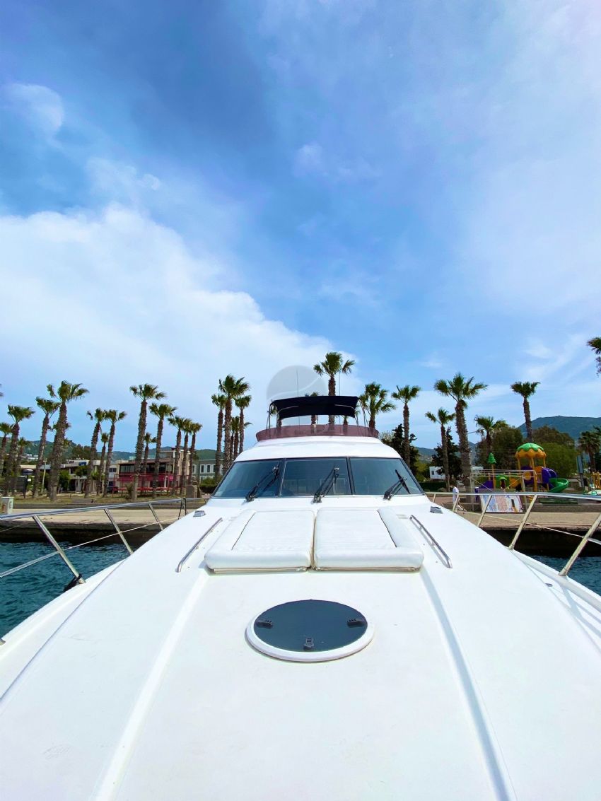 ECE NAYLA Güneşlenme Alanı