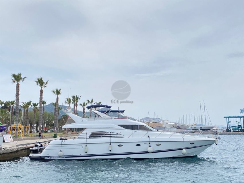 ECE NAYLA Dış Görünüm