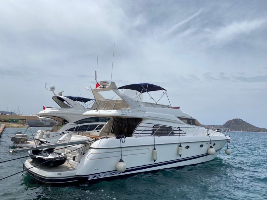 ECE NAYLA Dış Görünüm