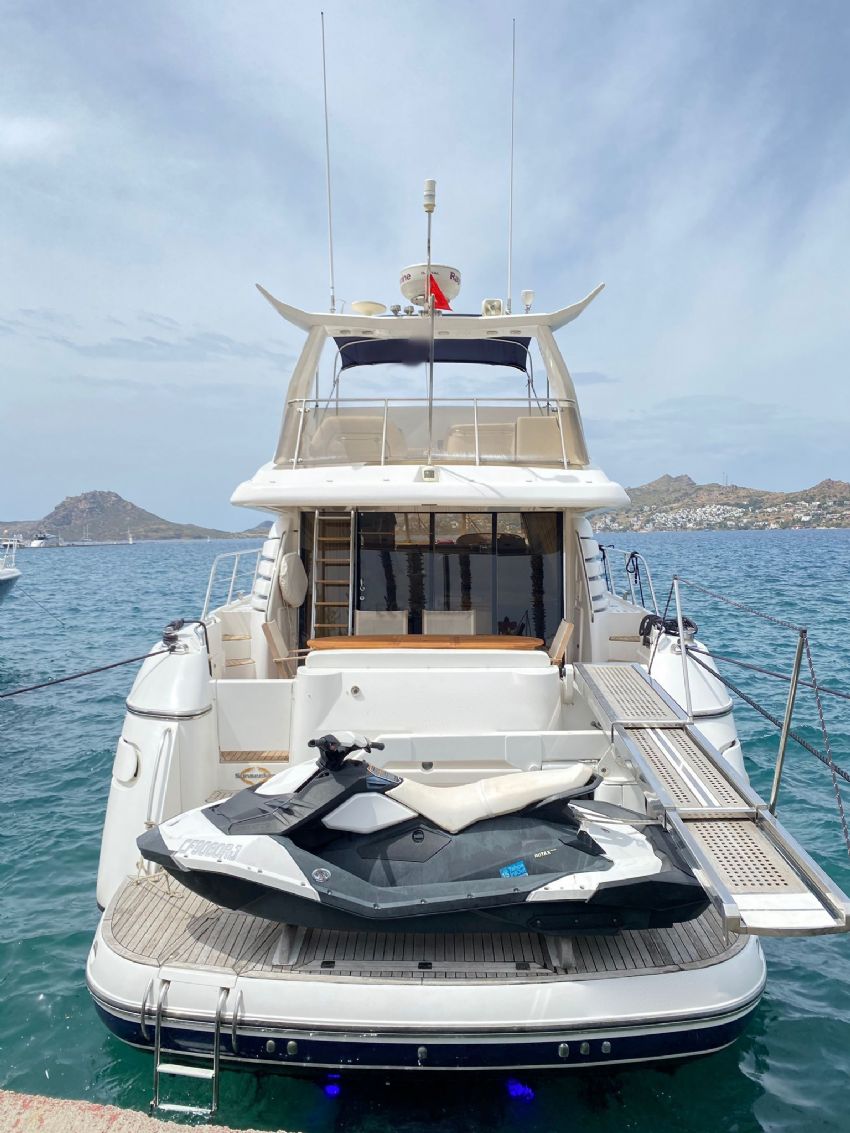 ECE NAYLA Dış Görünüm