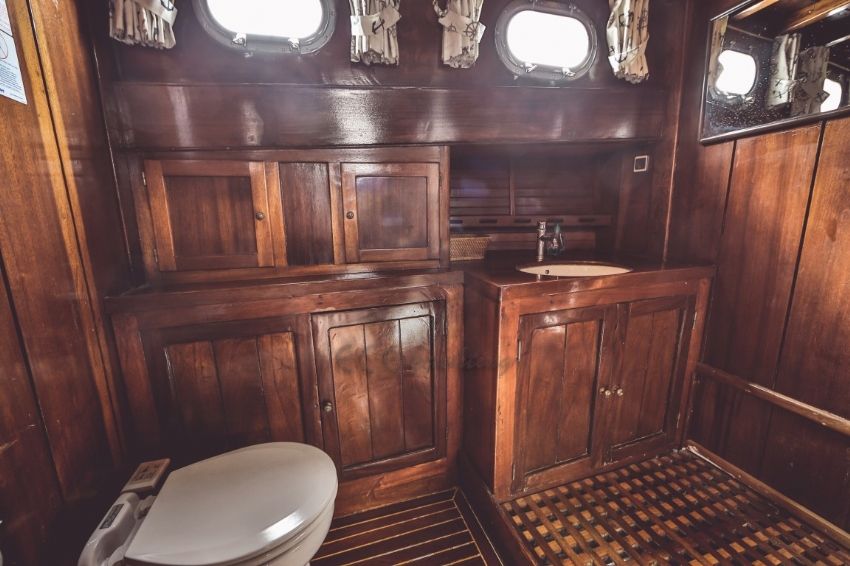 La Nonna Gulet, Bathroom.
