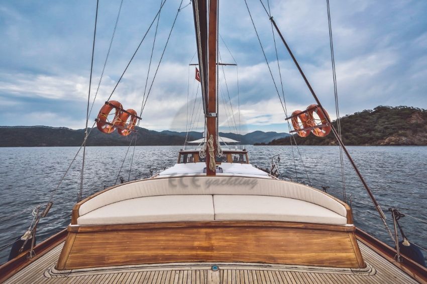 La Nonna teknesi kabin. La Nonna Gulet, Front Deck Seating Space.