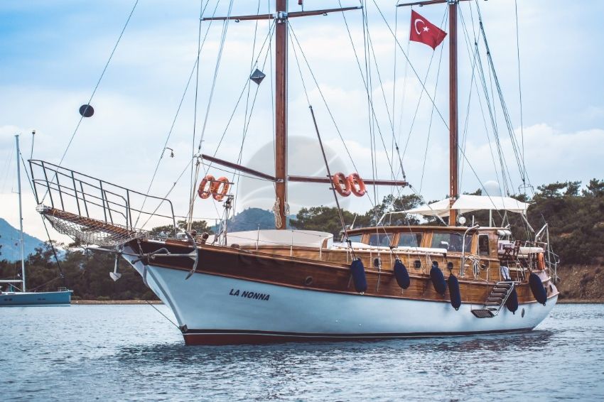 La Nonna teknesi salon. La Nonna Gulet, Front View.