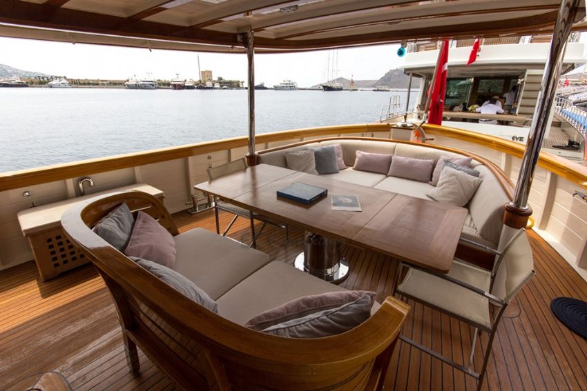 Larimar Motor Yacht, Sit With Friends And Enjoy The View.