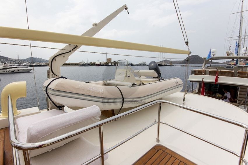 Larimar Motor Yacht, 50 HP Zodiac.