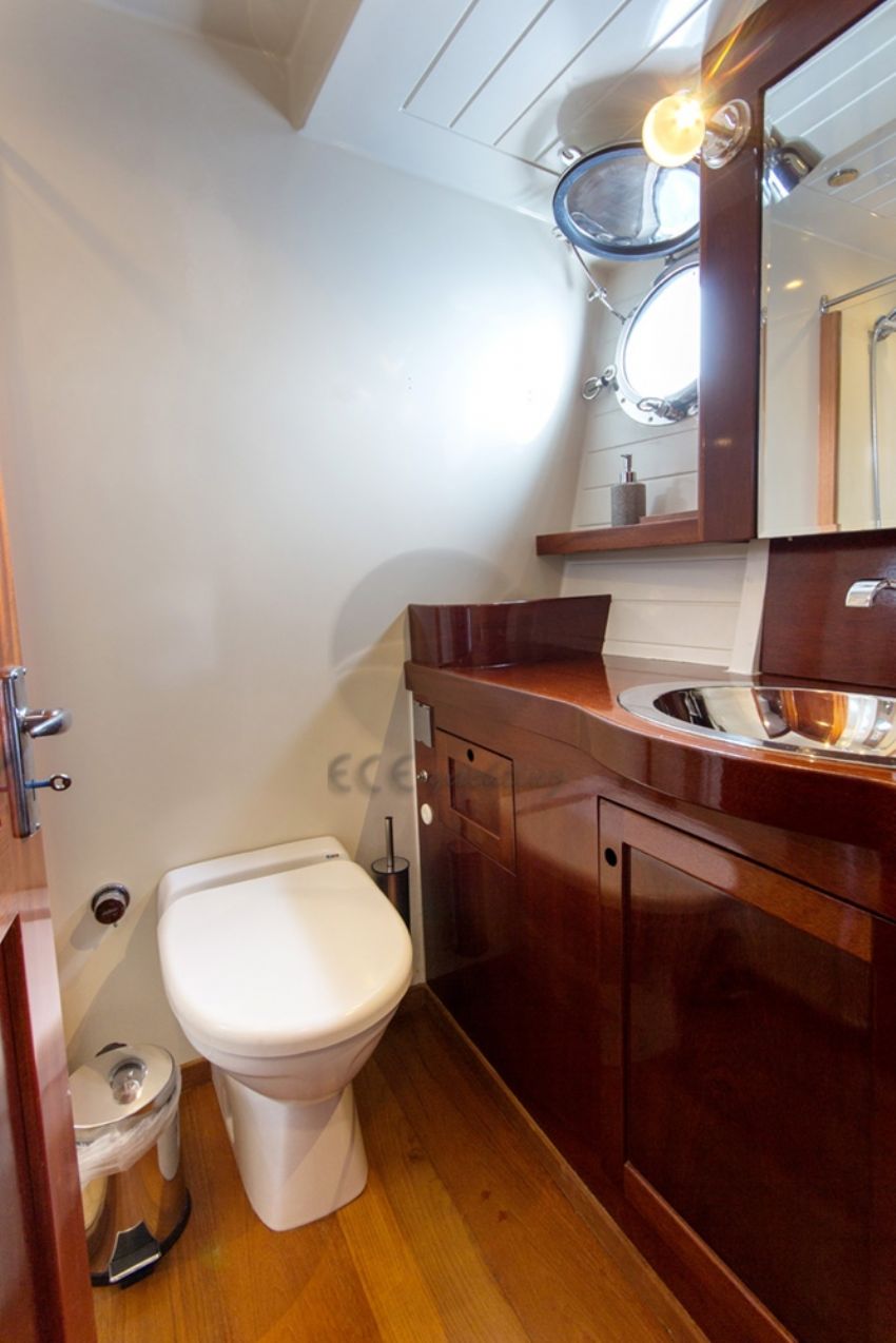 Larimar Motor Yacht, En Suite.