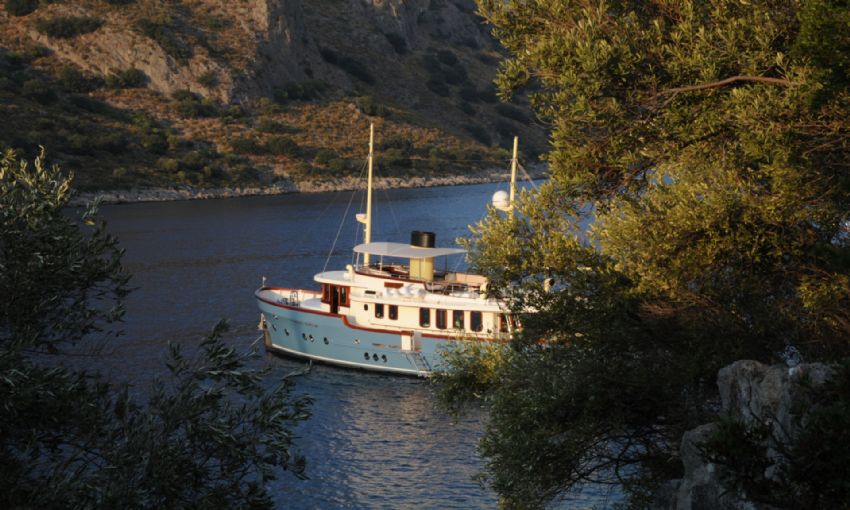 Larimar Motor Yacht, Quite Coves.