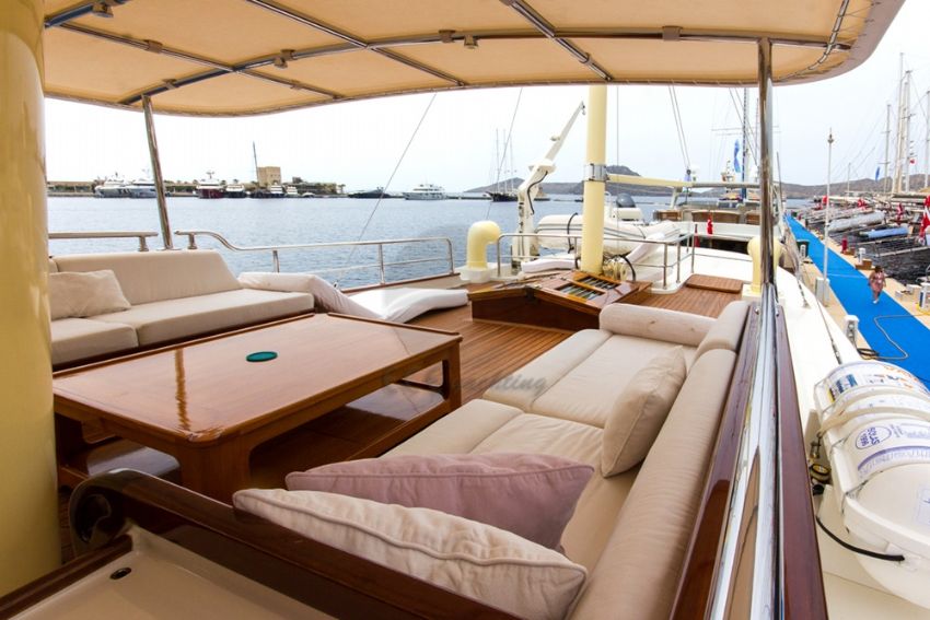 Larimar Motor Yacht, Relax On The Flybridge.