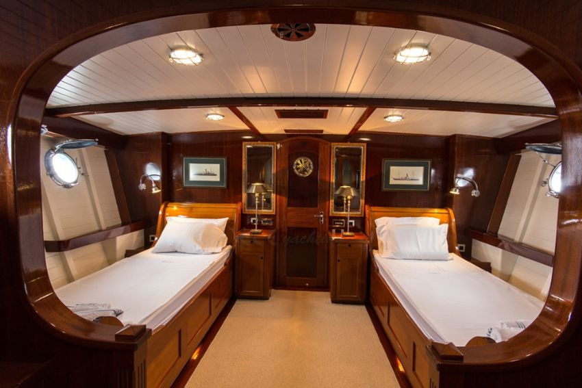 Larimar Motor Yacht, Spacious Twin Cabin.