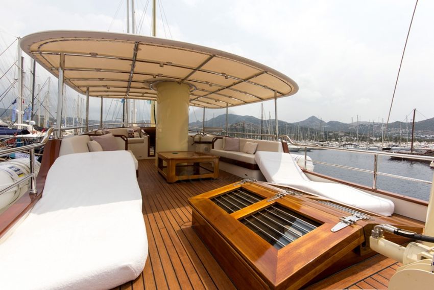 Larimar Motor Yacht, Fly Deck.