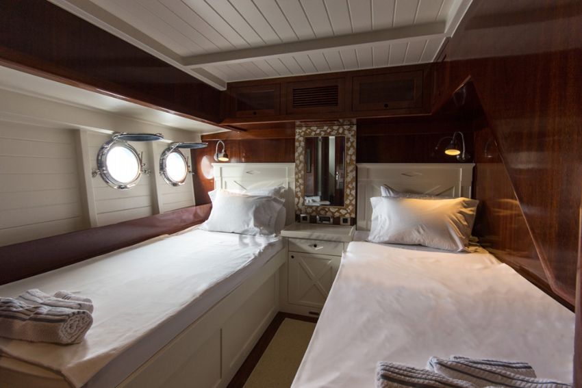 Larimar Motor Yacht, Classic Style.