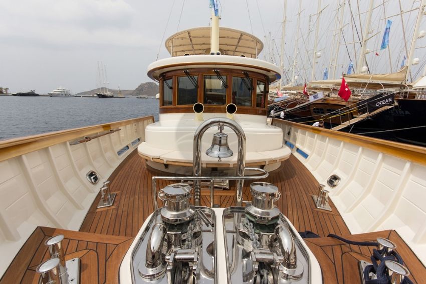 Larimar Motor Yacht, Bow View.