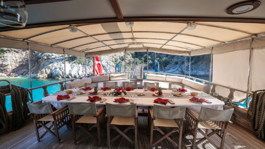 Arka Güverte & Yemek Masası