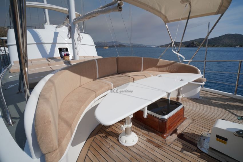 Lavinia Gulet Ön Güverte Oturma Alanı