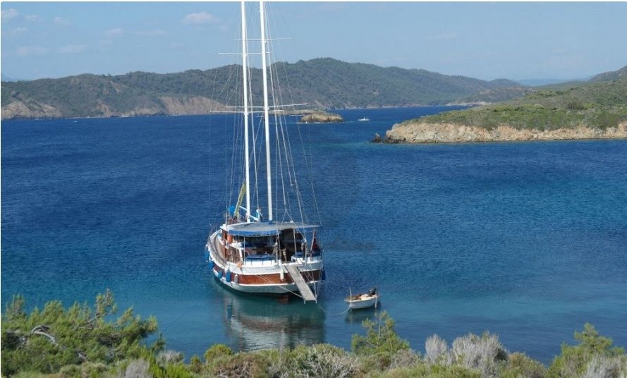 l.cemre gulet koyda.  L. Cemre Yacht, Anchored In A Quiet Bay.