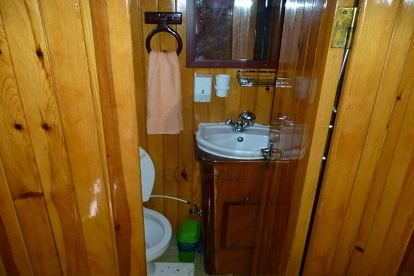 Leventis Gulet Yacht, Bathroom.