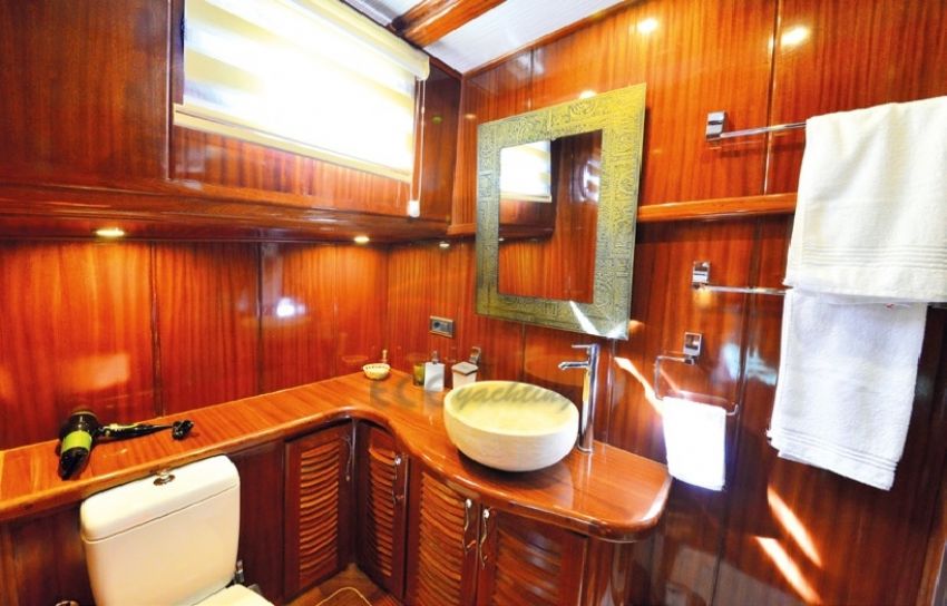 Lycian Queen Yacht, Bathroom.