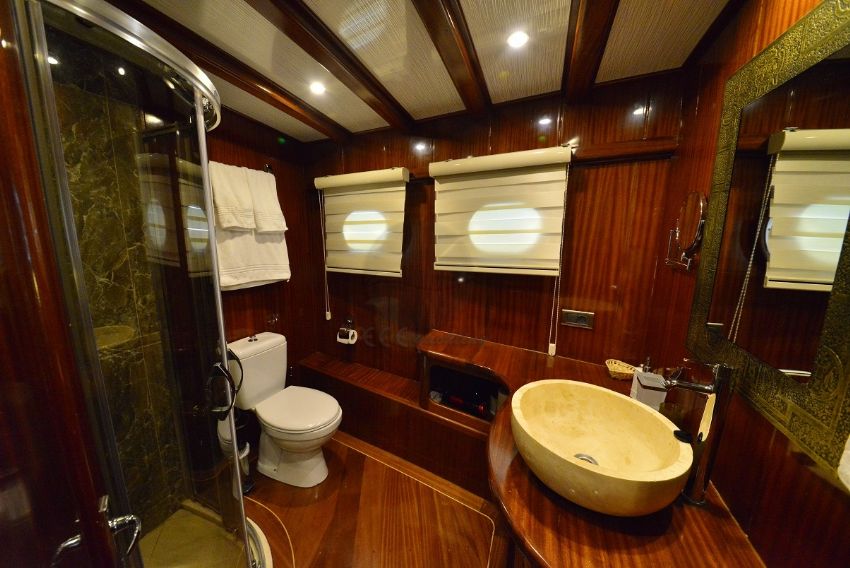 Lycian Queen Yacht, Bathroom.