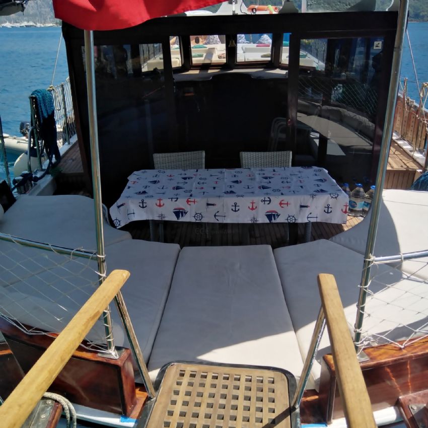 Meadi Arka Yemek Masası